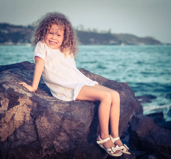 Niña en vestido blanco — Foto de Stock