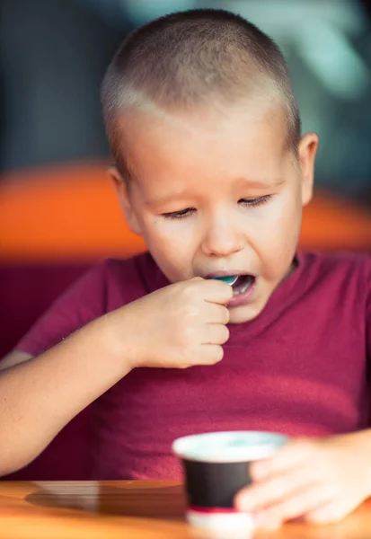 アイスクリームを食べる少年のポートレート — ストック写真