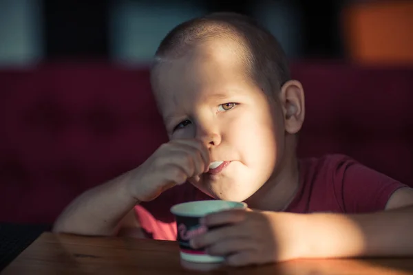 アイスクリームを食べる少年のポートレート — ストック写真