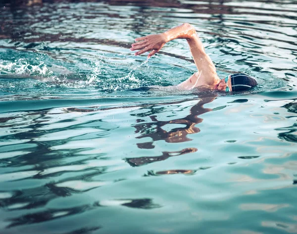 Nadador respirando durante la natación gatear — Foto de Stock