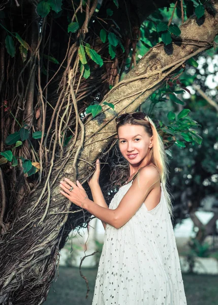 Retrato de uma bela mulher sorridente — Fotografia de Stock