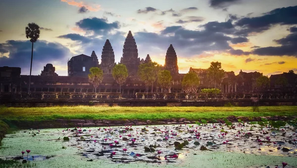 Angkor Wat tempel bij zonsopgang. Siem oogst. Cambodja. — Stockfoto