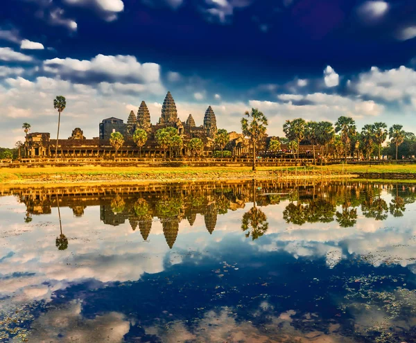 Angkor Wat Tapınağı gün batımında. Siem biçmek. Kamboçya. — Stok fotoğraf