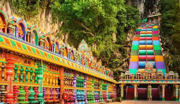 Färgglada trappa på Batu caves, Malaysia. Panorama — Stockfoto