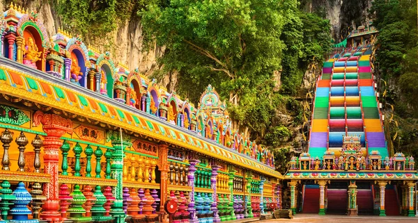 Coloridas escaleras de las cuevas de Batu, Malasia. Panorama — Foto de Stock