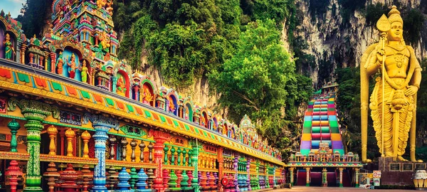 Barevné schody Batu Caves, Malajsie. Panorama — Stock fotografie