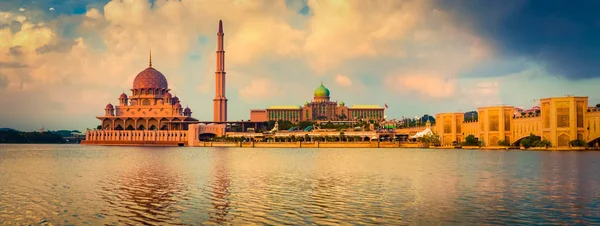 Die Skyline von Putrajaya. Toller Blick auf die Putra-Moschee. Panorama — Stockfoto