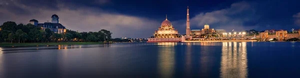 O horizonte de Putrajaya à noite. Vista incrível da mesquita Putra. Panor. — Fotografia de Stock