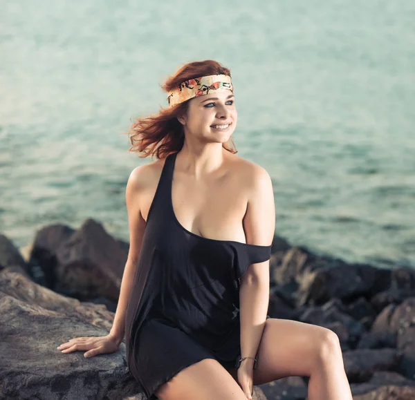 Retrato de una hermosa mujer sonriente al aire libre — Foto de Stock