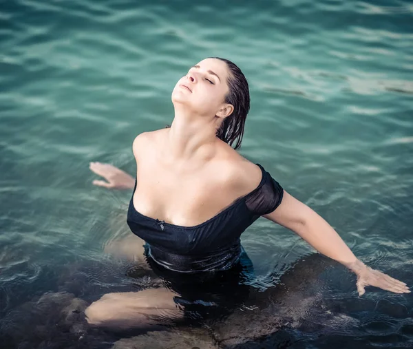 Portrait of a beautiful sexy woman outdoor — Stock Photo, Image