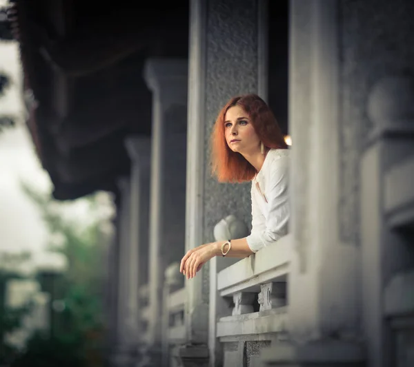 美しい女性の屋外の肖像画 — ストック写真