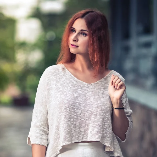 Retrato de uma mulher bonita — Fotografia de Stock