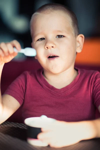 Portrait of a boy eating ice cream — Stock Photo, Image