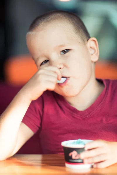 Portrait of a boy eating ice cream — Stock Photo, Image