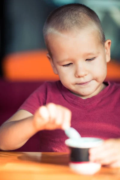 Portrait of a boy eating ice cream — Stock Photo, Image