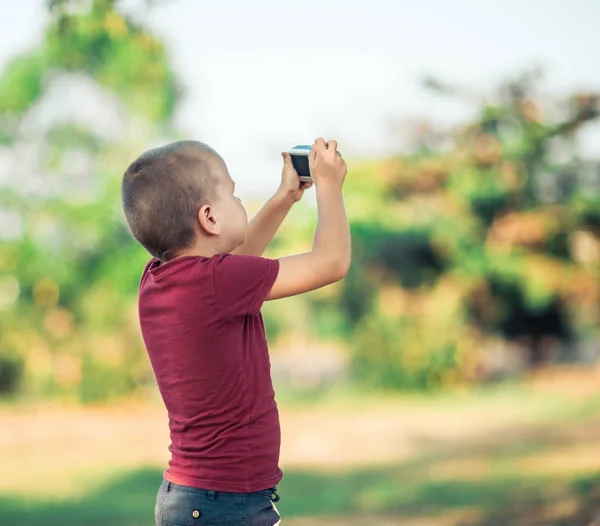 Aranyos kisfiú kamerával — Stock Fotó