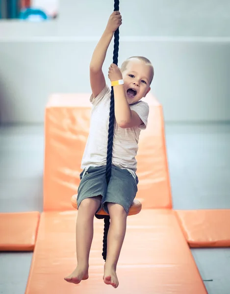 Aranyos gyerek fiú játszótér — Stock Fotó