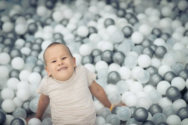 Netter kleiner Junge auf dem Spielplatz — Stockfoto