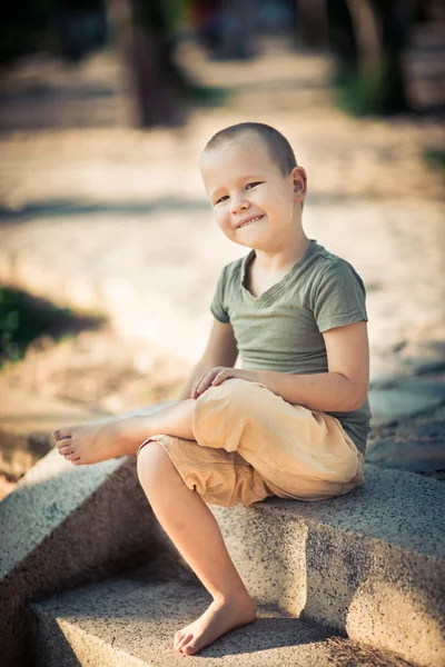Открытый портрет милого маленького мальчика — стоковое фото