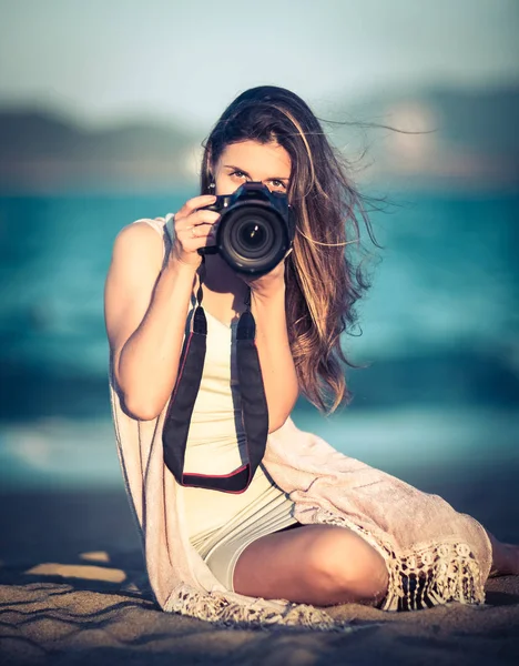 Retrato de una fotógrafa con cámara —  Fotos de Stock