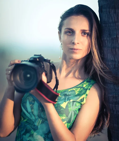Portréja egy nő Fényképész-val fényképezőgép — Stock Fotó