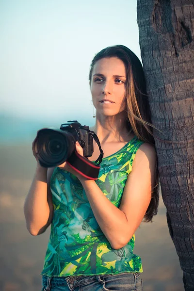 Πορτρέτο του γυναίκα φωτογράφος με κάμερα — Φωτογραφία Αρχείου