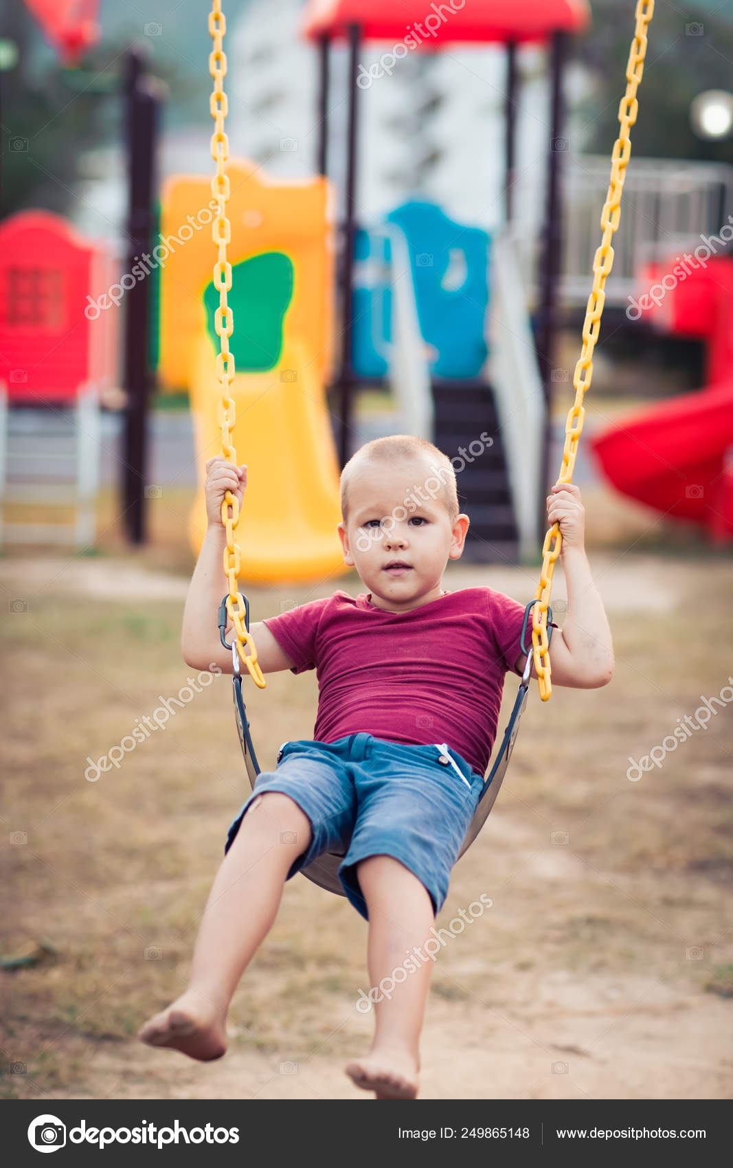 Мальчик качается на качелях. Мальчик качается на качелях. Мальчик катается на качелях. Качели на дереве. Качели качаются детские.