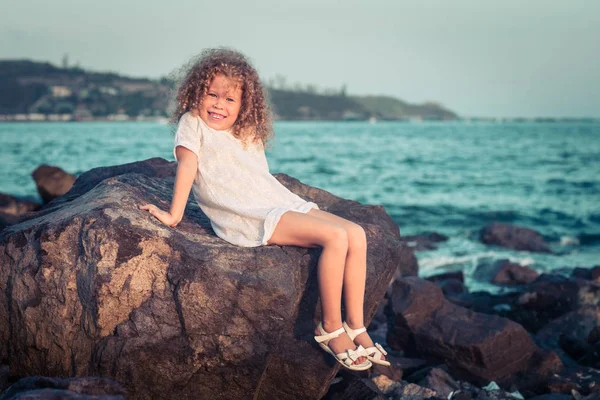 Bambina in abito bianco — Foto Stock