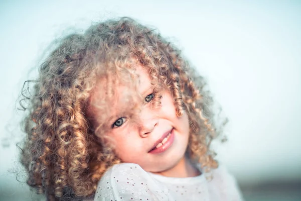 Ritratto di una bambina sorridente. — Foto Stock