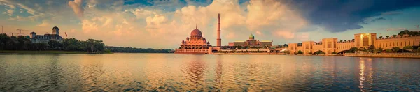 O horizonte de Putrajaya. Vista incrível da mesquita Putra. Panorama — Fotografia de Stock