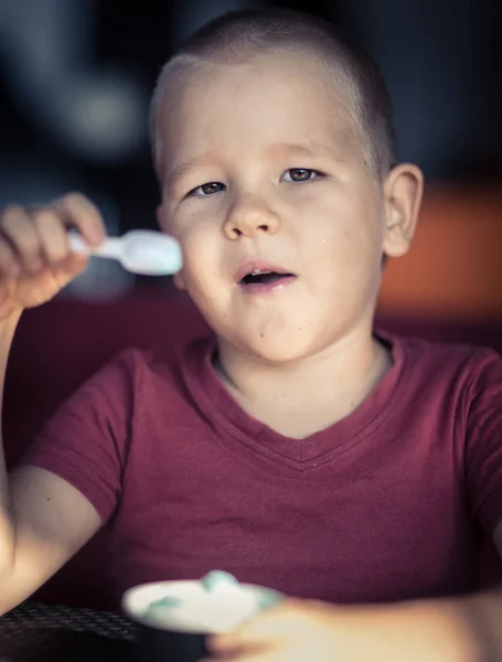 Portrait of a boy eating ice cream — Stock Photo, Image