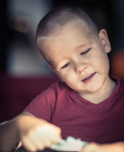 Portret chłopca, jeść lody — Zdjęcie stockowe