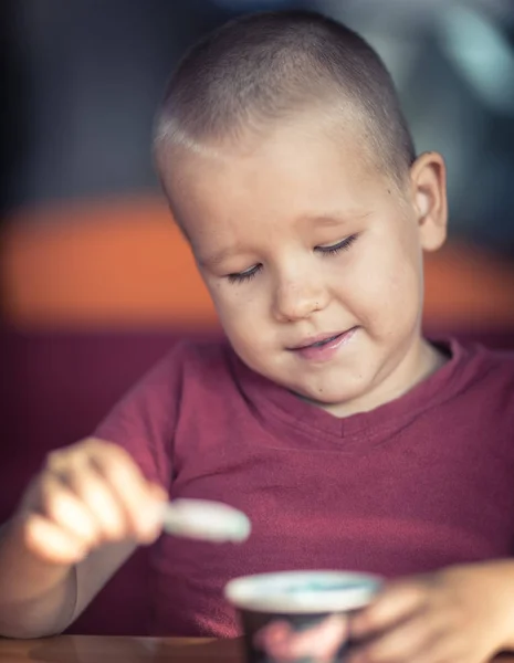 Portrait of a boy eating ice cream — Stock Photo, Image
