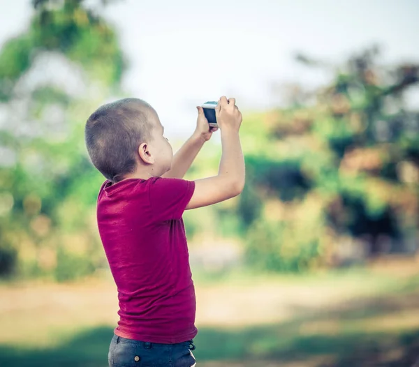 Aranyos kisfiú kamerával — Stock Fotó