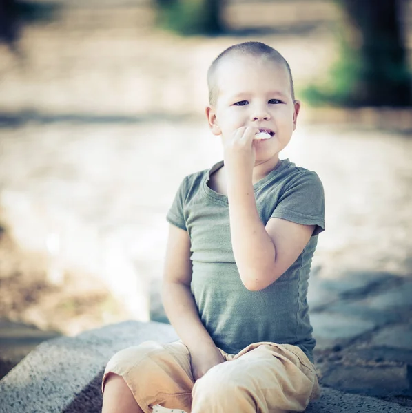 かわいい男の子の屋外のポートレート — ストック写真