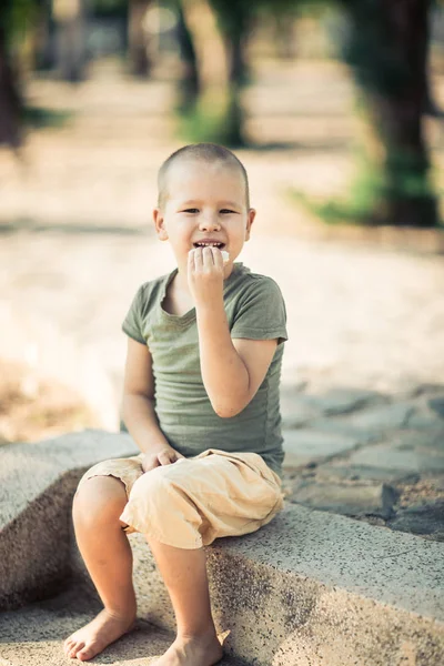 Utomhus porträtt av söt liten pojke — Stockfoto