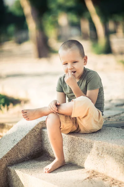 Außenporträt des niedlichen kleinen Jungen — Stockfoto