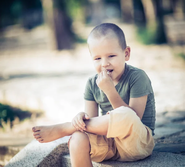 Portrait extérieur de mignon petit garçon — Photo