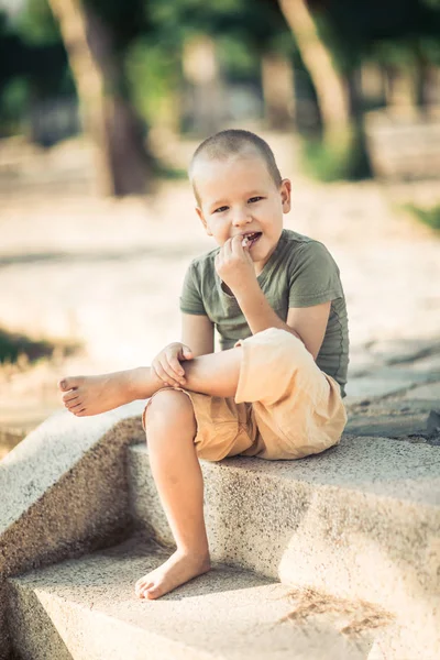 Εξωτερική πορτρέτο του χαριτωμένο μικρό αγόρι — Φωτογραφία Αρχείου