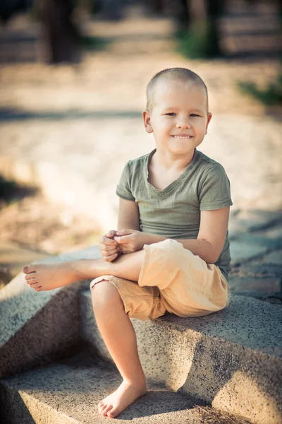 Retrato ao ar livre de menino bonito — Fotografia de Stock