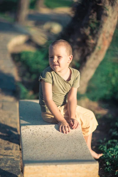 Retrato al aire libre de lindo niño —  Fotos de Stock