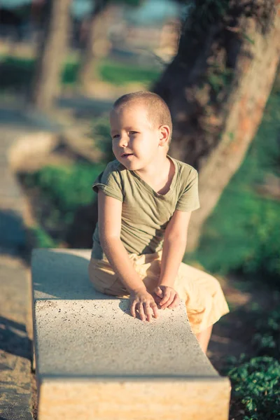 Retrato ao ar livre de menino bonito — Fotografia de Stock