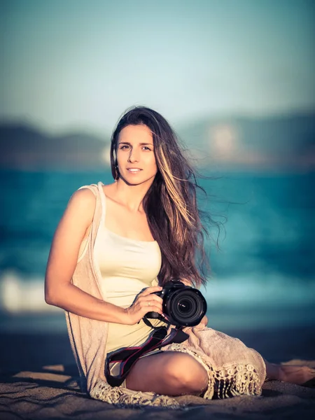 Portret fotograf kobieta z aparatu — Zdjęcie stockowe