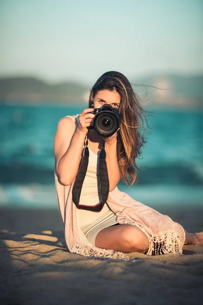 Retrato de uma mulher fotógrafa com câmera — Fotografia de Stock