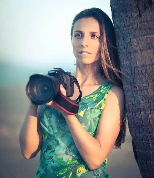 Retrato de una fotógrafa con cámara — Foto de Stock