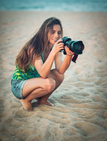 Портрет женщины-фотографа с камерой — стоковое фото