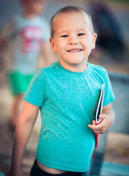 Portrait extérieur de mignon petit garçon — Photo