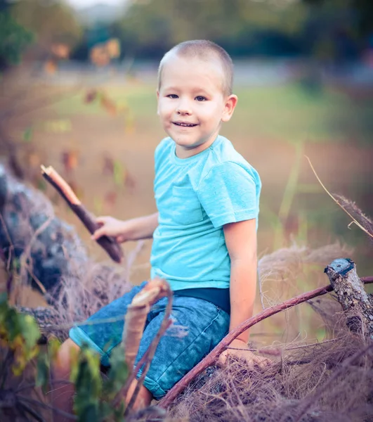 Außenporträt des niedlichen kleinen Jungen — Stockfoto