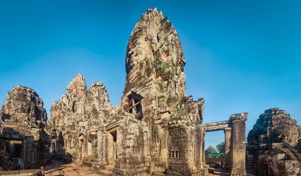 アンコールトムのバイヨン寺。シェムリ。カンボジア。パノラマ — ストック写真