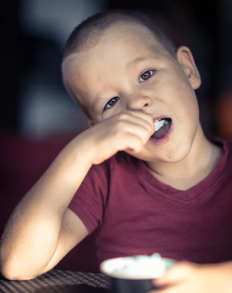 Portrait of a boy eating ice cream — Stock Photo, Image